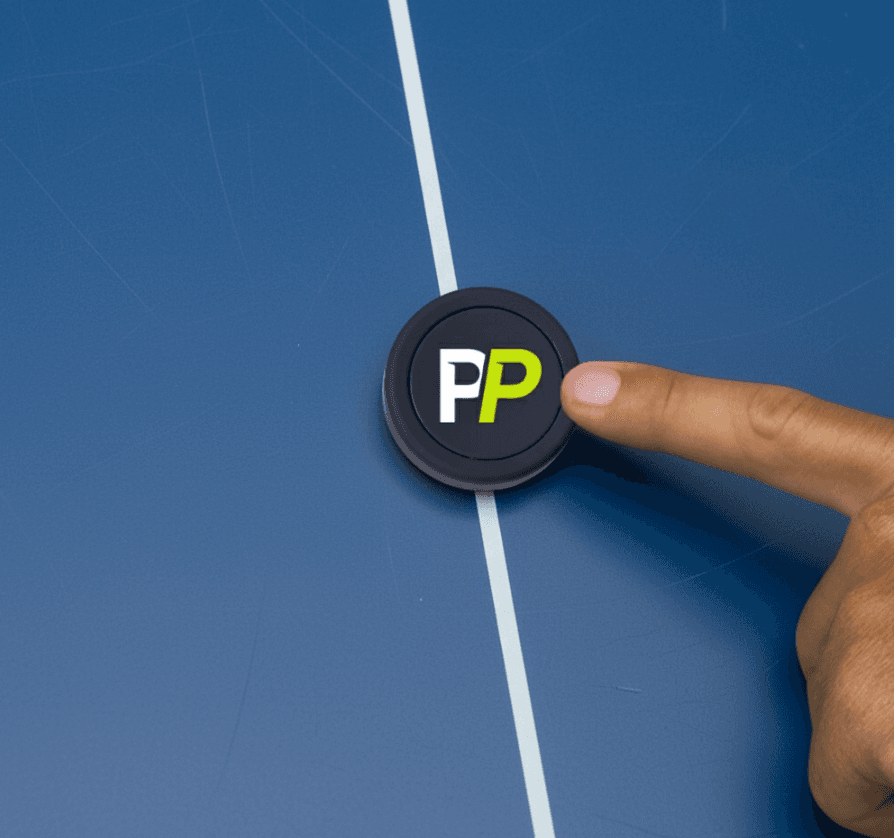 Pulsante PingPoint su un tavolo da ping pong
